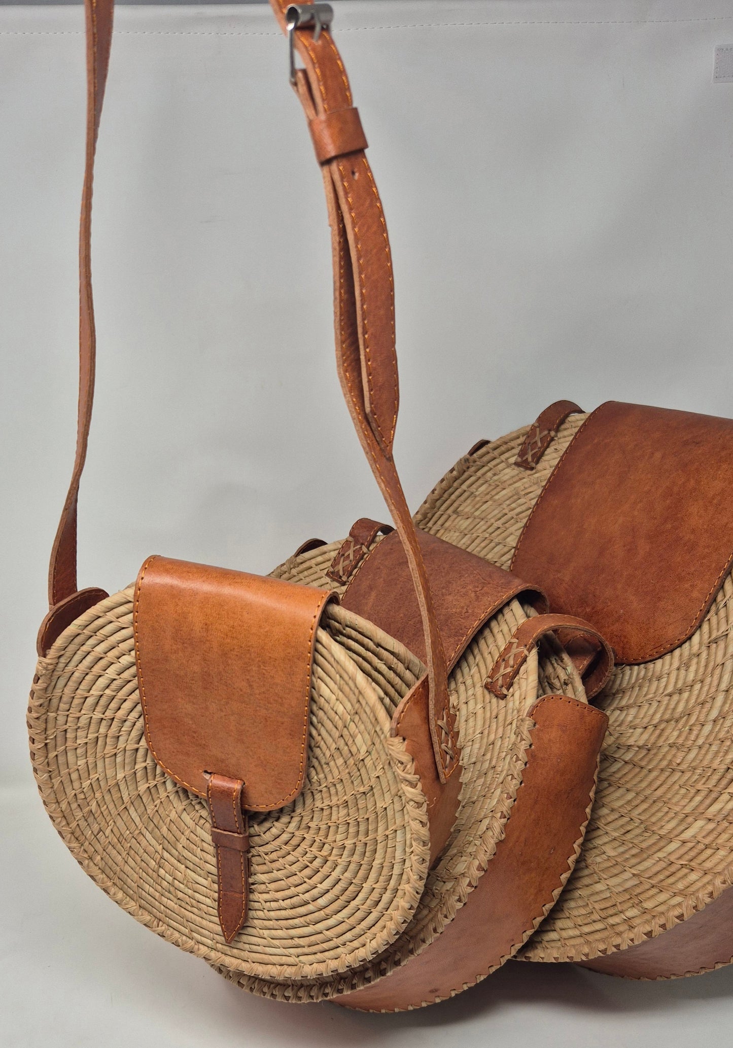 Boho-Raffia-Tasche (22 cm) mit verstellbarem Leder-Schulterriemen in Grün/Braun
