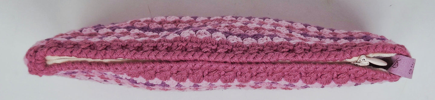 Lilac Bloom – Handgehäkelte Kosmetiktasche mit Innenfutter