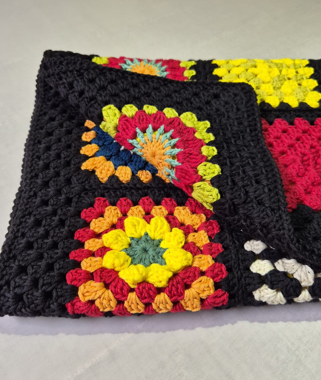 Handgefertigte Häkel-Babydecke , Buntes Granny Square Design, Bio-Baumwolle