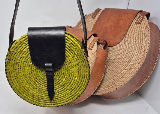 Boho-Raffia-Tasche (22 cm) mit verstellbarem Leder-Schulterriemen in Grün/Braun