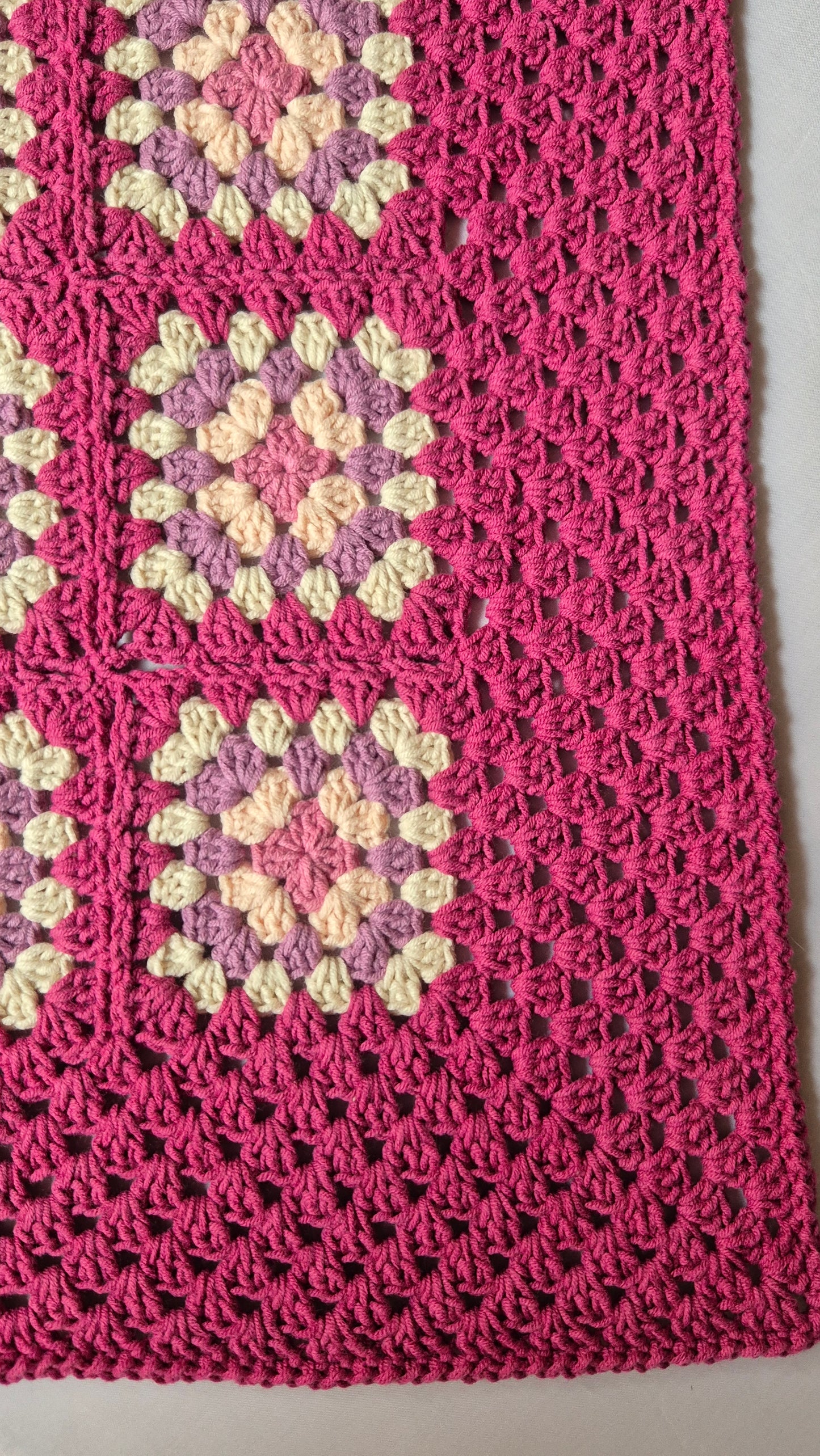 Granny-Square Babydecke – Handgefertigt mit Liebe