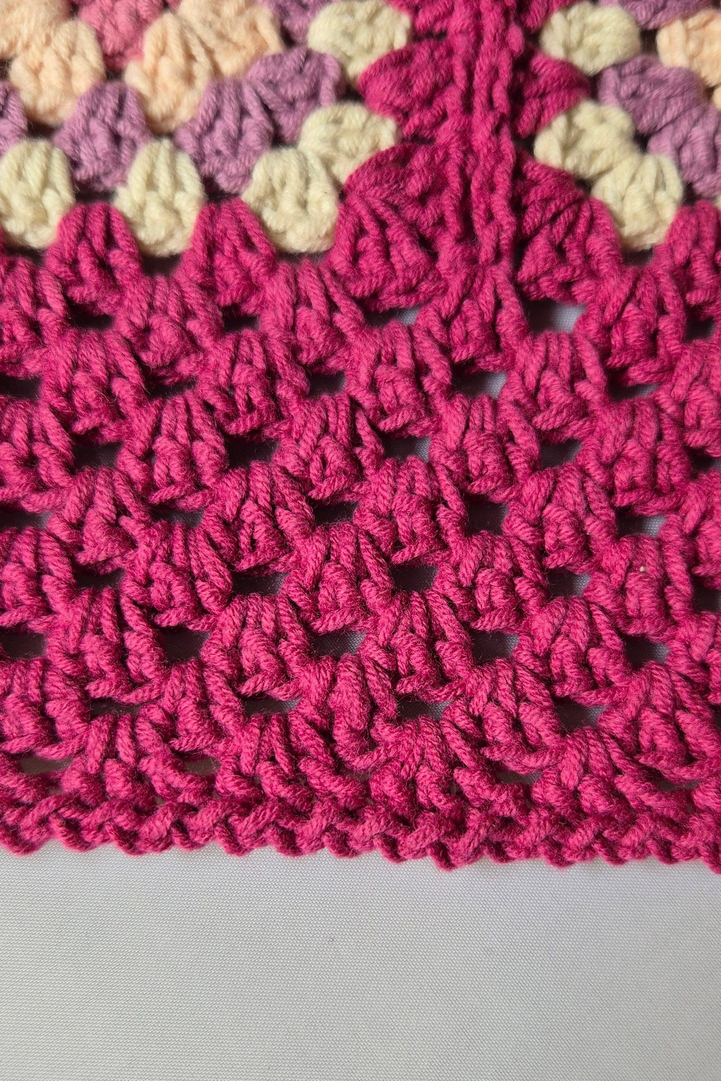 Granny-Square Babydecke – Handgefertigt mit Liebe