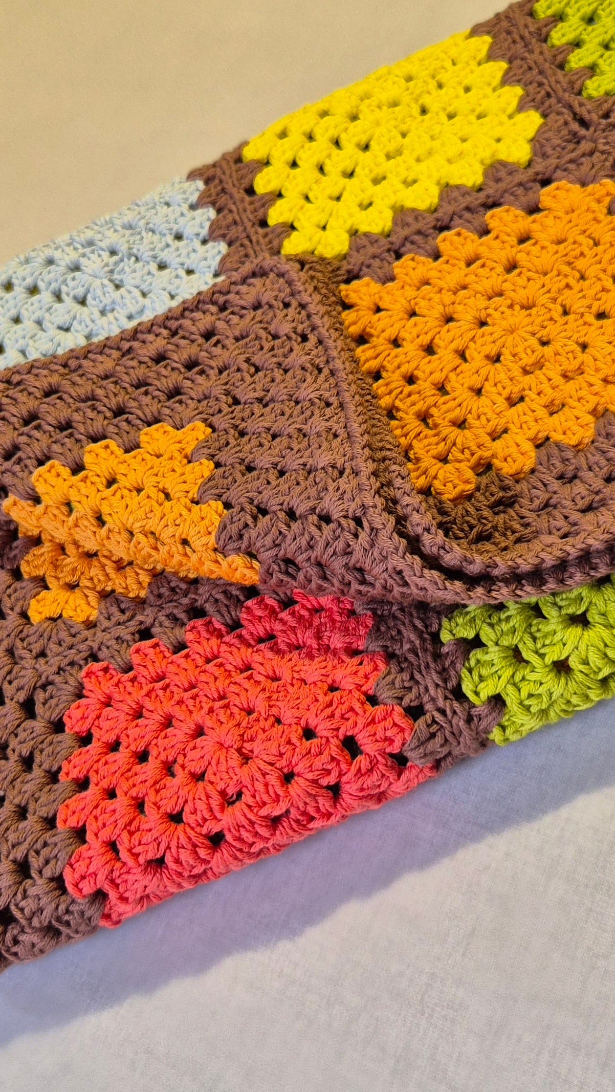 Babydecke Bio-Baumwolle – Handgefertigtes Granny-Square Design