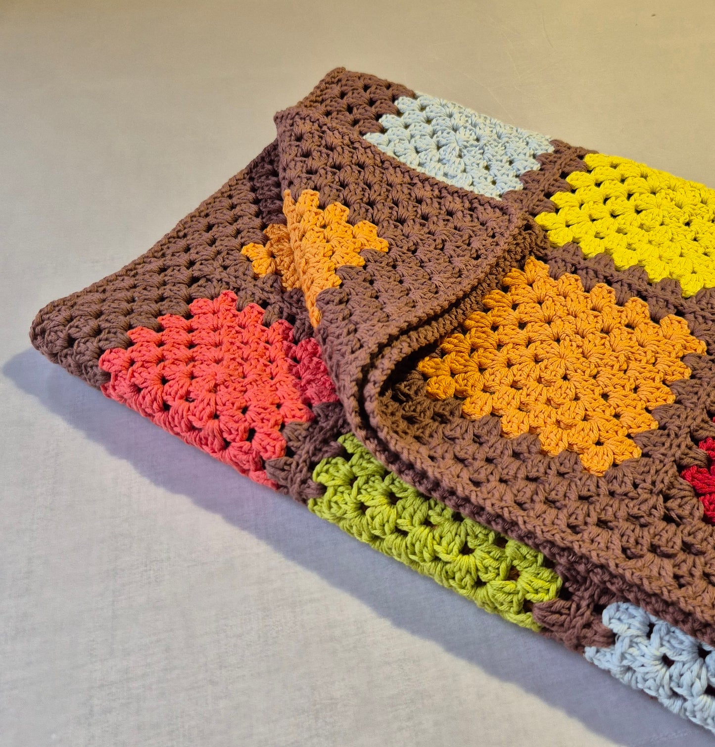 Babydecke Bio-Baumwolle – Handgefertigtes Granny-Square Design