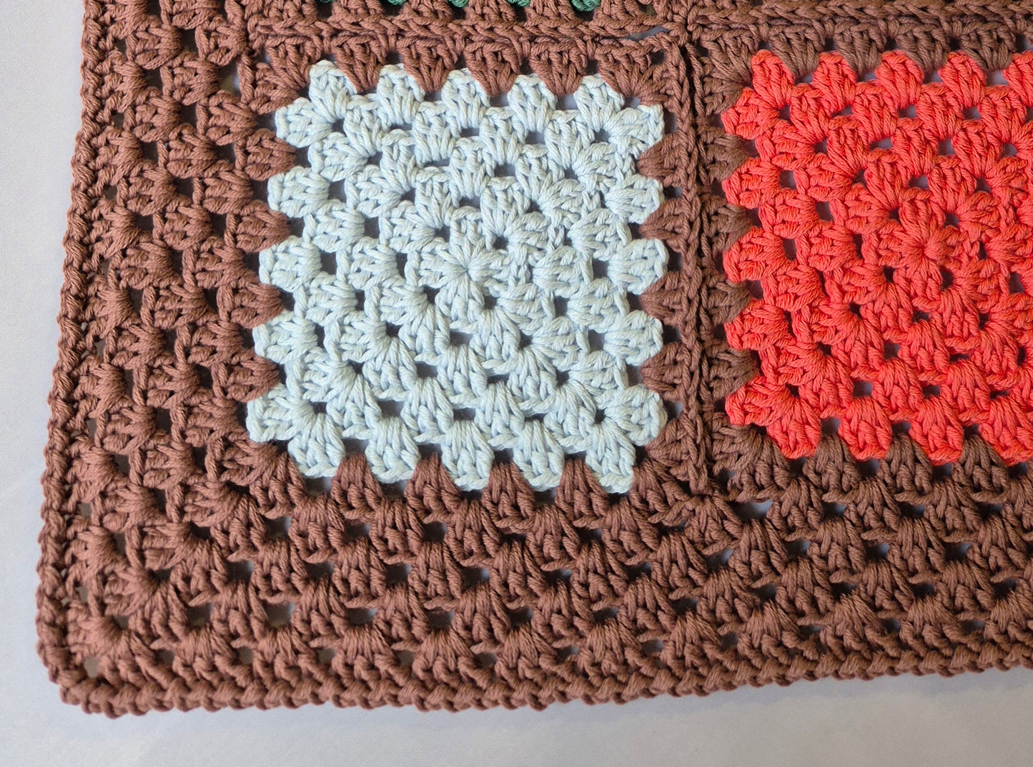 Babydecke Bio-Baumwolle – Handgefertigtes Granny-Square Design