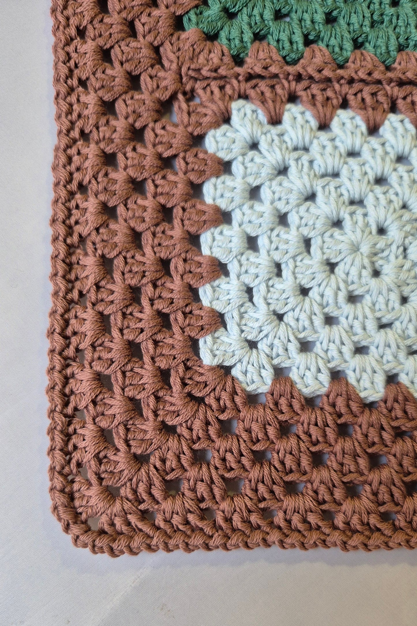 Babydecke Bio-Baumwolle – Handgefertigtes Granny-Square Design