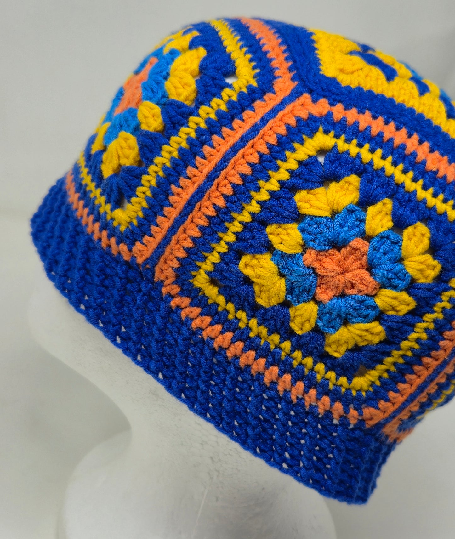 SUNNY GRANNY – Handgehäkelte Mütze aus Baumwollmix (Einzelstück)