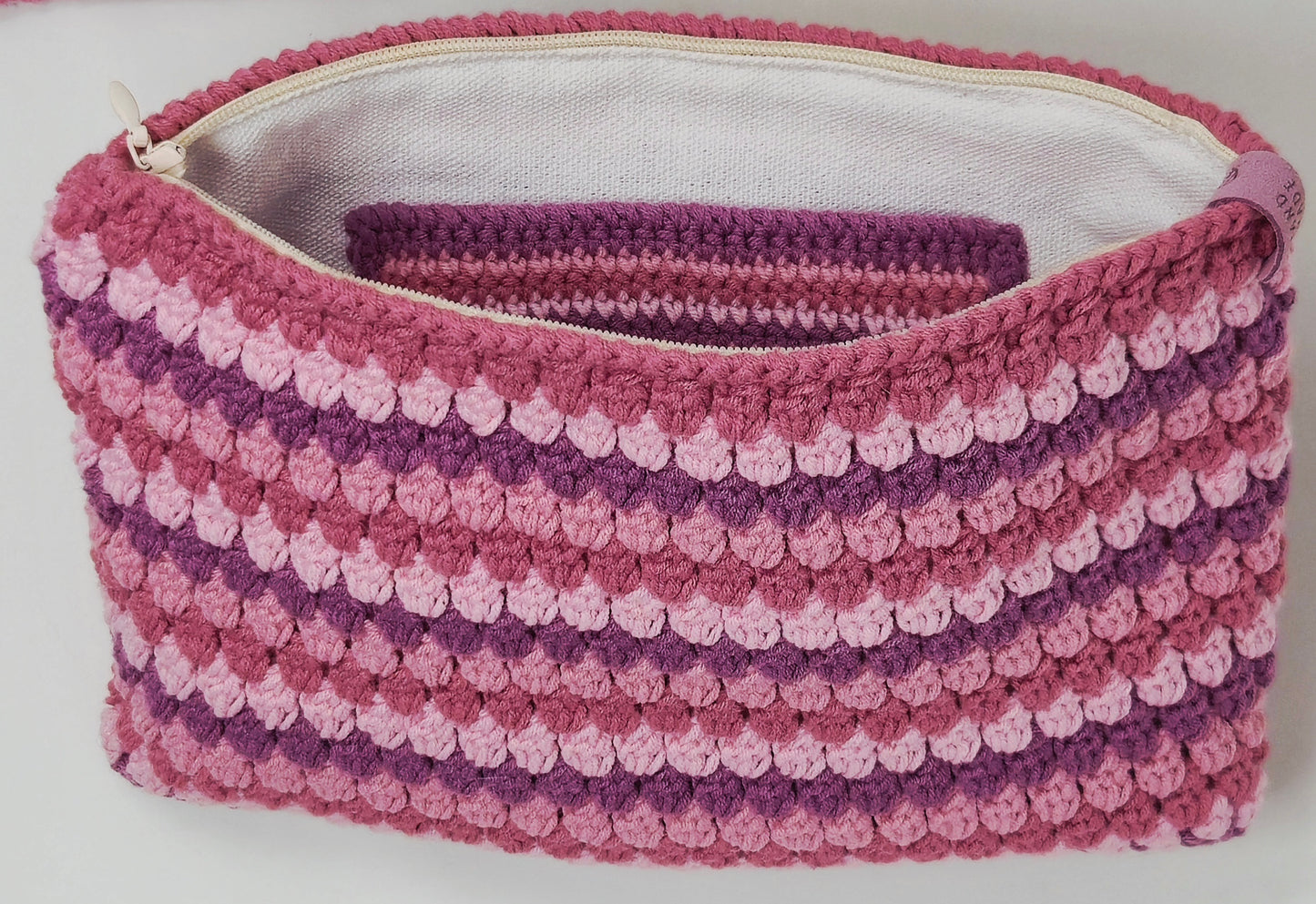 Lilac Bloom – Handgehäkelte Kosmetiktasche mit Innenfutter
