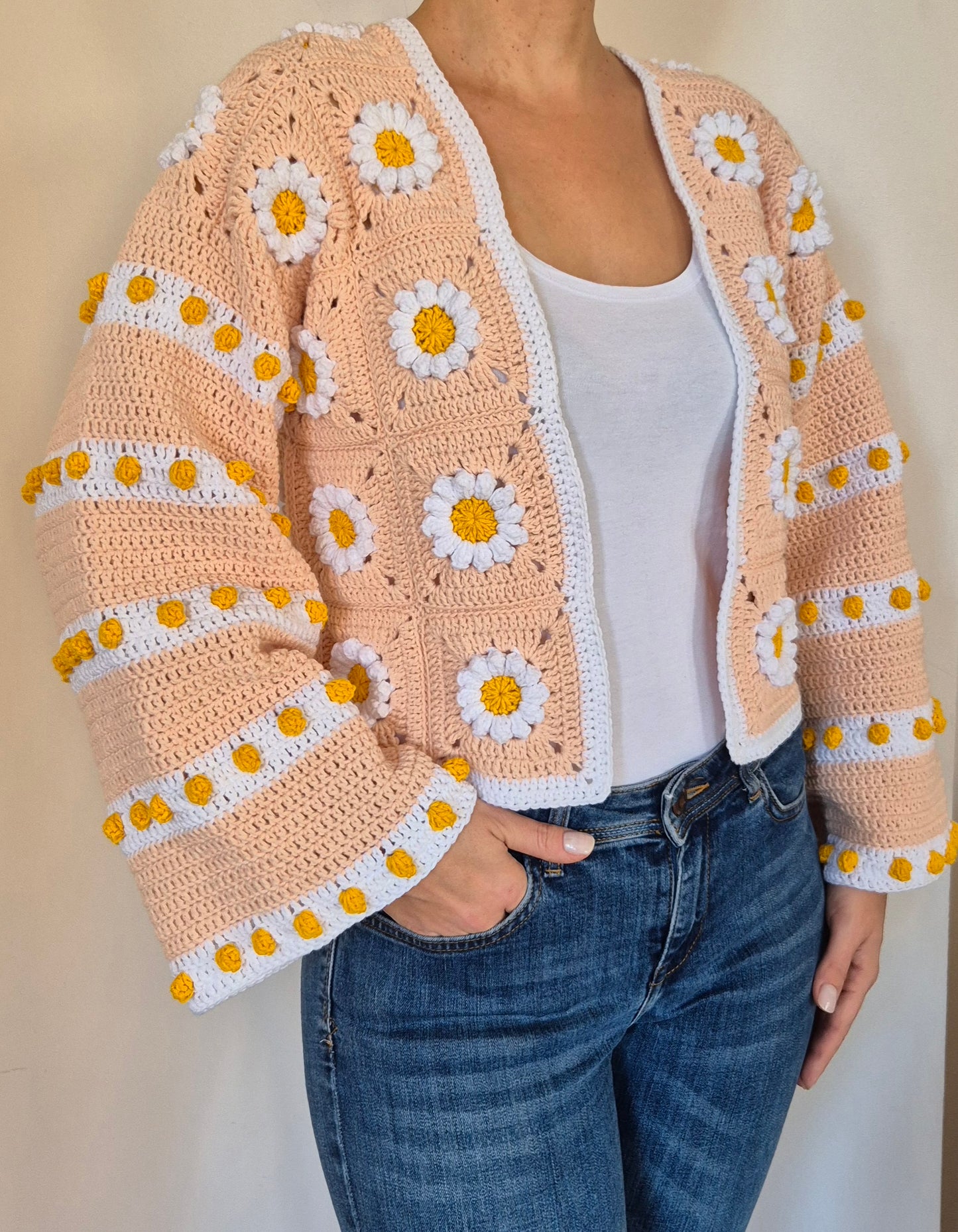 Granny-Square Cardigan mit Daisy-Blumen | handgehäkelt | Boho Style