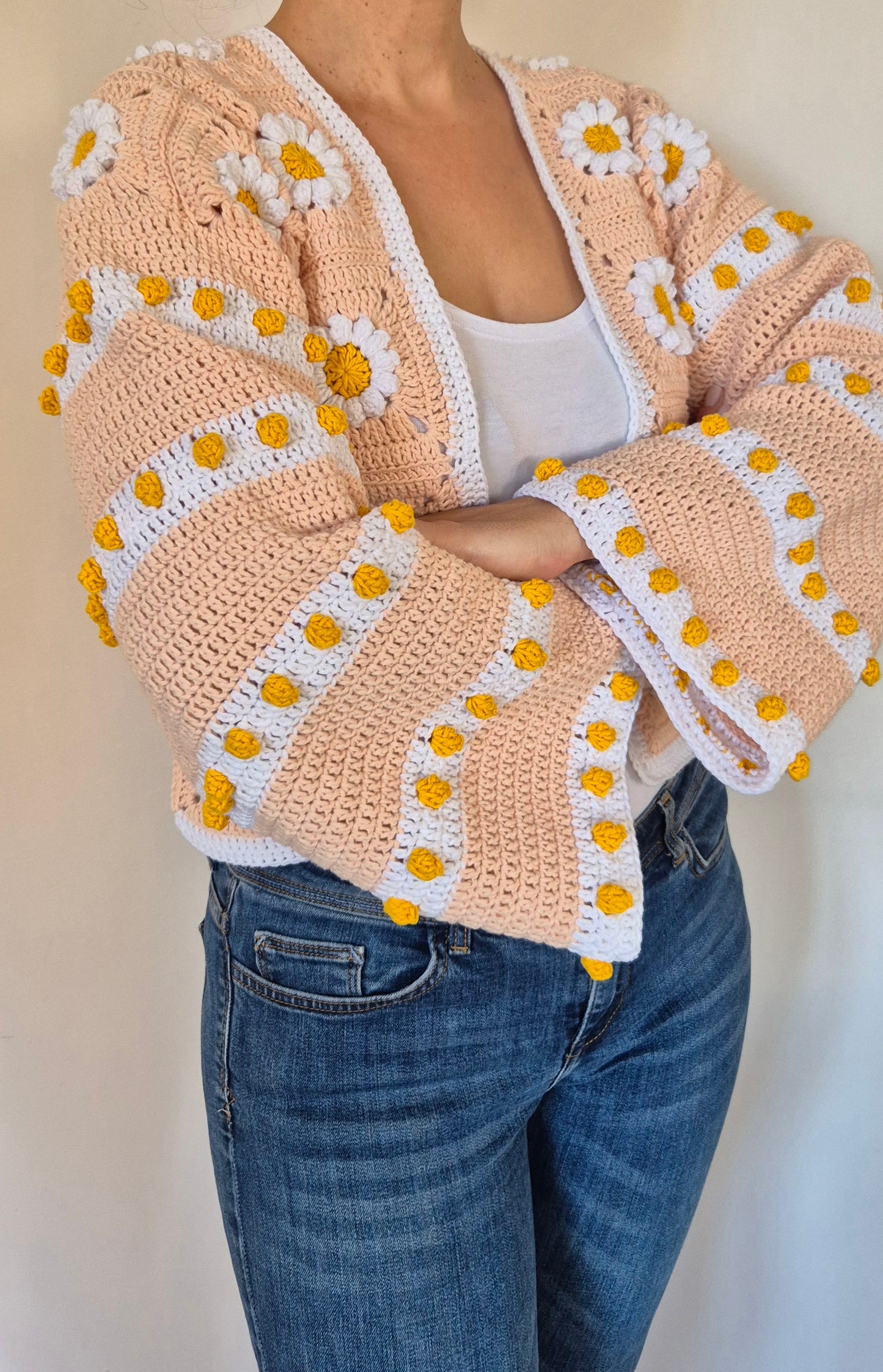 Granny-Square Cardigan mit Daisy-Blumen | handgehäkelt | Boho Style