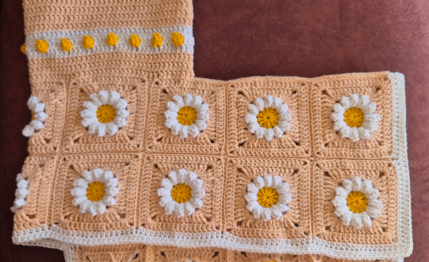 Granny-Square Cardigan mit Daisy-Blumen | handgehäkelt | Boho Style