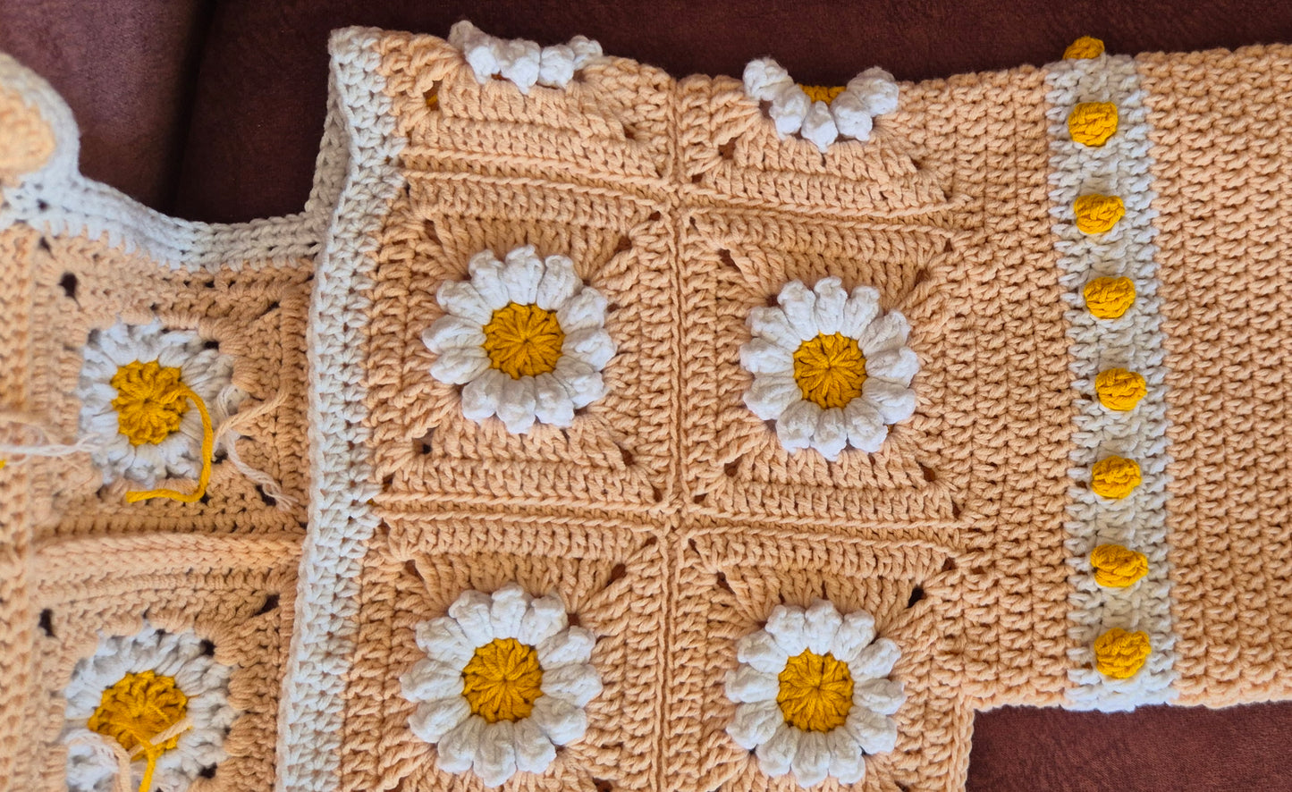Granny-Square Cardigan mit Daisy-Blumen | handgehäkelt | Boho Style