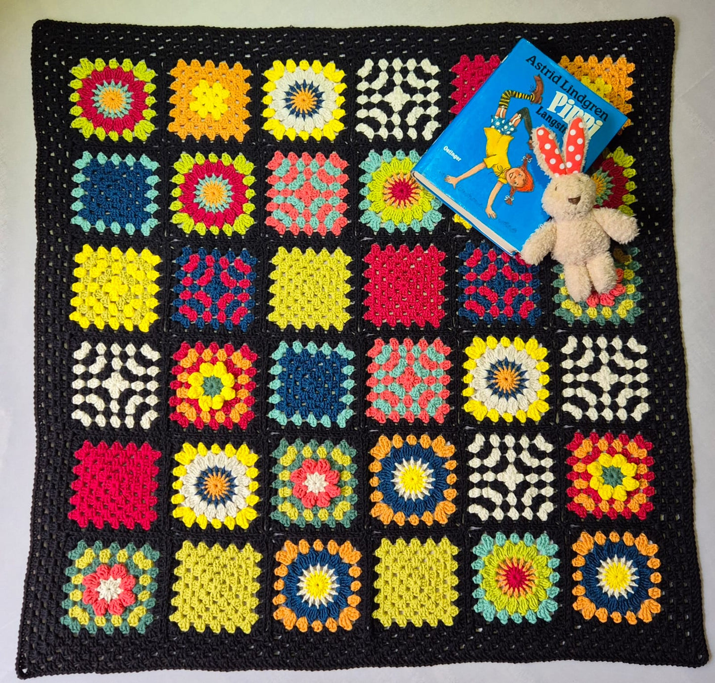 Handgefertigte Häkel-Babydecke , Buntes Granny Square Design, Bio-Baumwolle